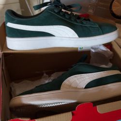 Green Pumas Boys size 5