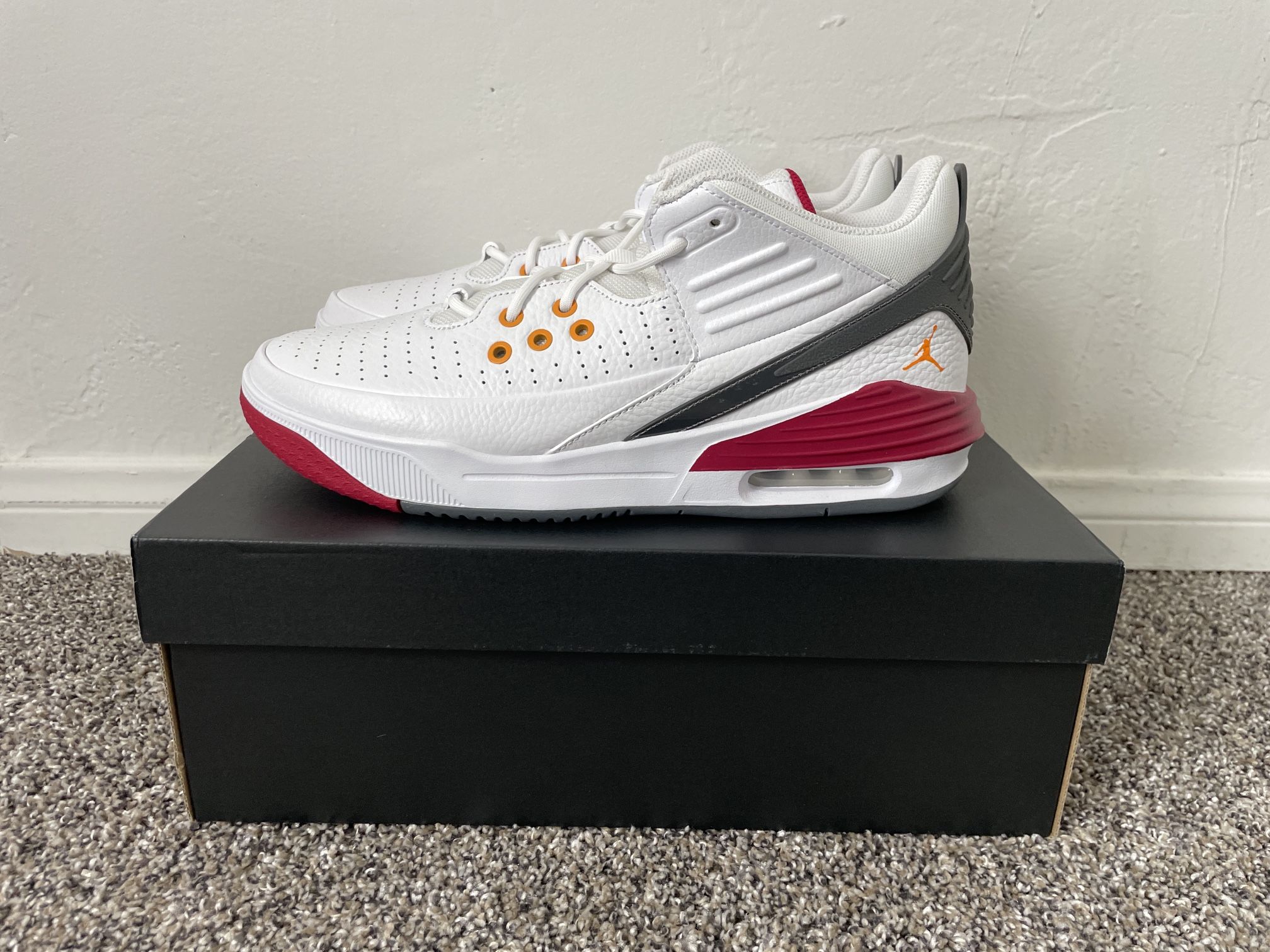 New Nike Jordan Aura Max 5 Men’s Shoe White/Cardinal Red/Vivid Orange Size 9.5, 10, 10.5, 11