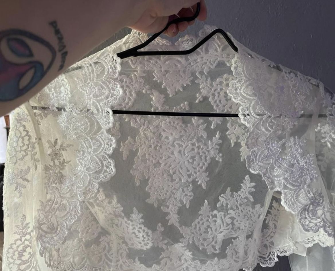 Unused White Lace Wedding Jacket