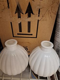 2 white cerámic- oil diffiser- containers
