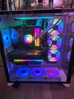 Gaming pc beast 2 monitos and keyboard set up