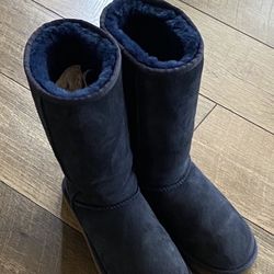 Uggs Sz 5 Woman , Excellent Condition 
