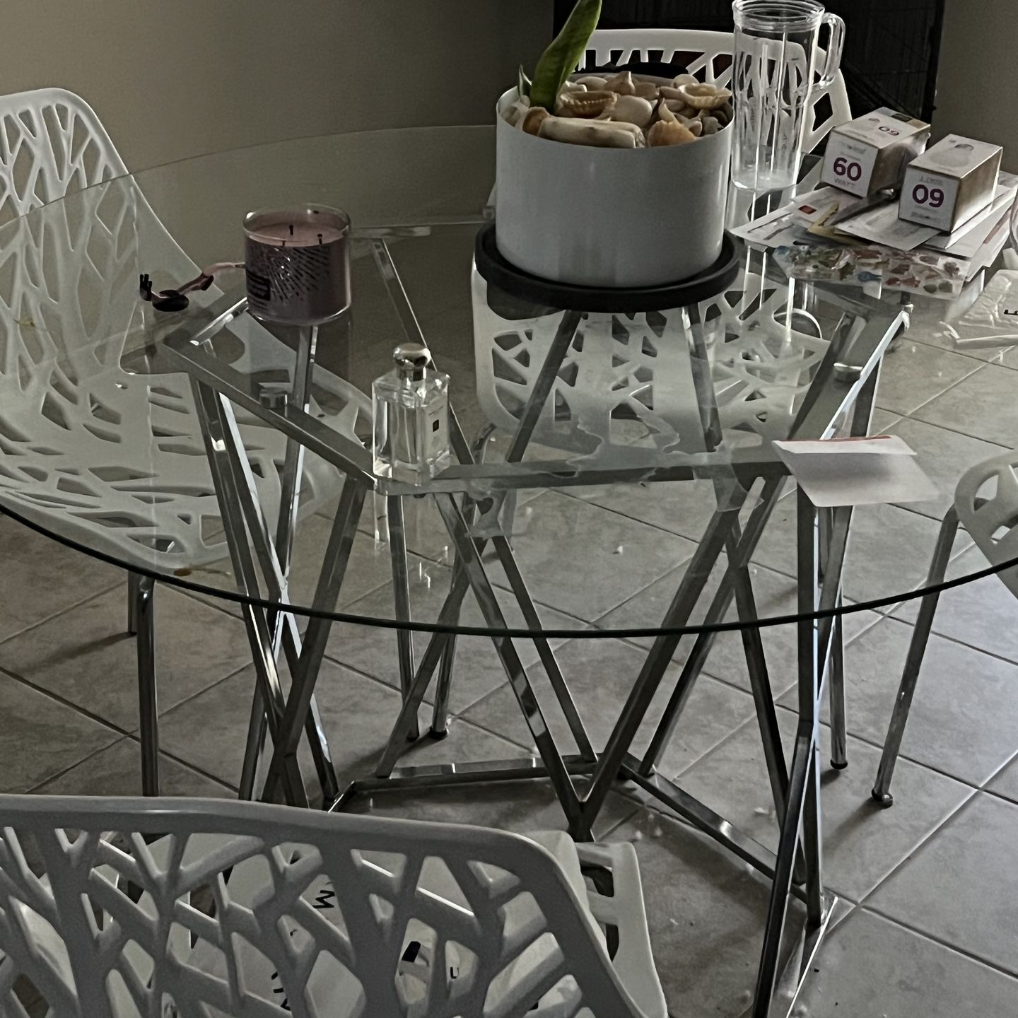 Round dinning room table with chairs