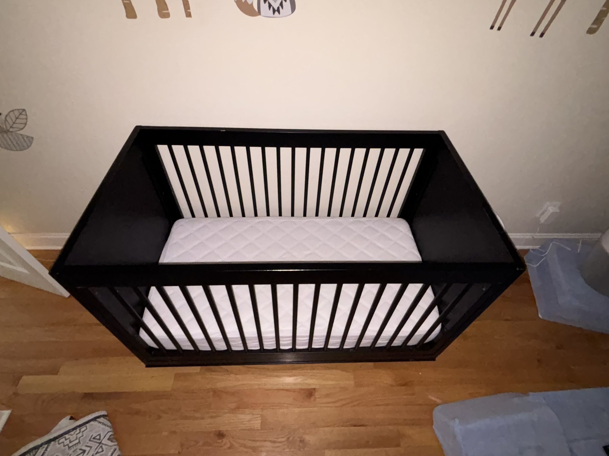 EVOLUR BABY CRIB, MATTRESS, & CHANGING PAD BARLEY USED!!