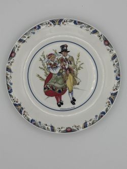  This vintage Avon collector plate is a beautiful addition to any decorative collection. The oval shape and clear glass material make it perfect for a