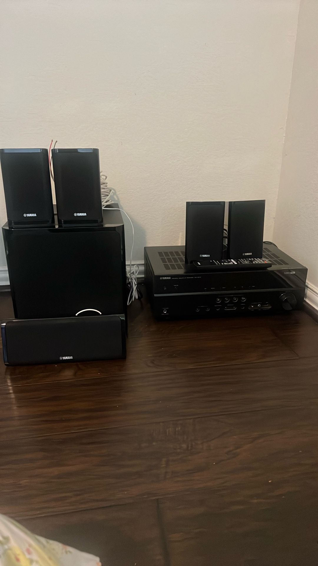 Yamaha NS-P40 5.1-channel Home Theater speaker system
