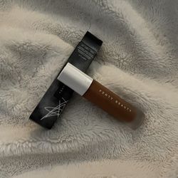 Fenty Beauty- Soft’Lit Naturally Luminous Hydrating Longwear Foundation 