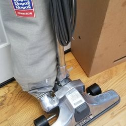 NEW cond  COMMERCIAL SANITARE HEAVY DUTY VACUUM. , WORKS EXCELLENT    IN THE  BOX 