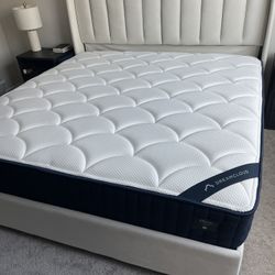 Like NEW - King DreamCloud Classic Hybrid Mattress