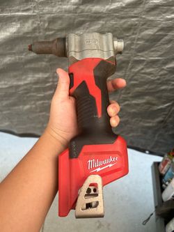 Milwaukee M12 Rivet tool