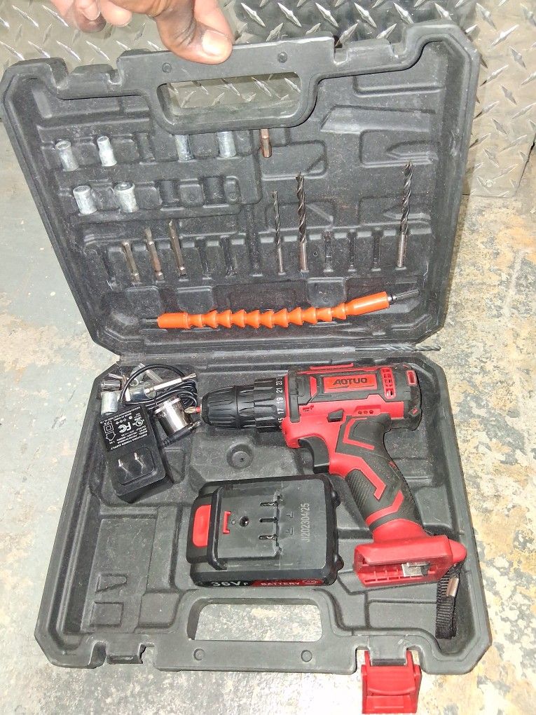DRILL WITH CHARGER AN BATTERIES