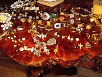lots of jewelry lot lot more than in pic mostly costume