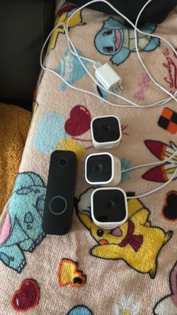 Blink door bell and 3 security cameras all en perfect condition!