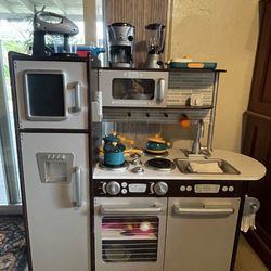 Kids Play Kitchen , Kitchenware & Food Accessories $140.00