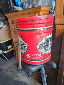 Aluminum holiday can with lid