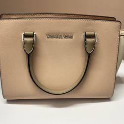 AUTHENTIC MK MEDIUM SIZE PURSE 