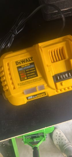 Dewalt 8 amp FAST Charger DCB118 new