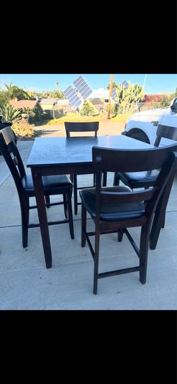 Dining Room Table and 4 Chairs