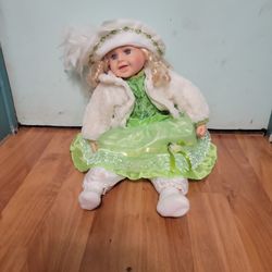 COLLECTIBLE PLAY DOLL BLOND HAIR BLUE 