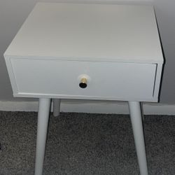 WHITE TABLE/NIGHTSTAND. EXCELLENT – LIKE NEW CONDITION. PET FREE SMOKE FREE HOME.
