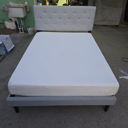 Modern Full Size Bed ( Like New )
