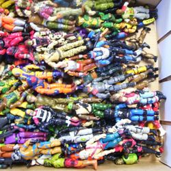 Collector seeking vintage old GI Joe toys dolls action figures accessories 1960s 70s 80s g.i. Joes toy figure doll collectibles 
