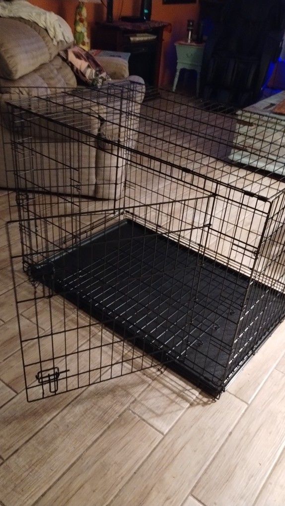 XLARGE DOG CRATE. MOST DOGS TO 90 LBS)