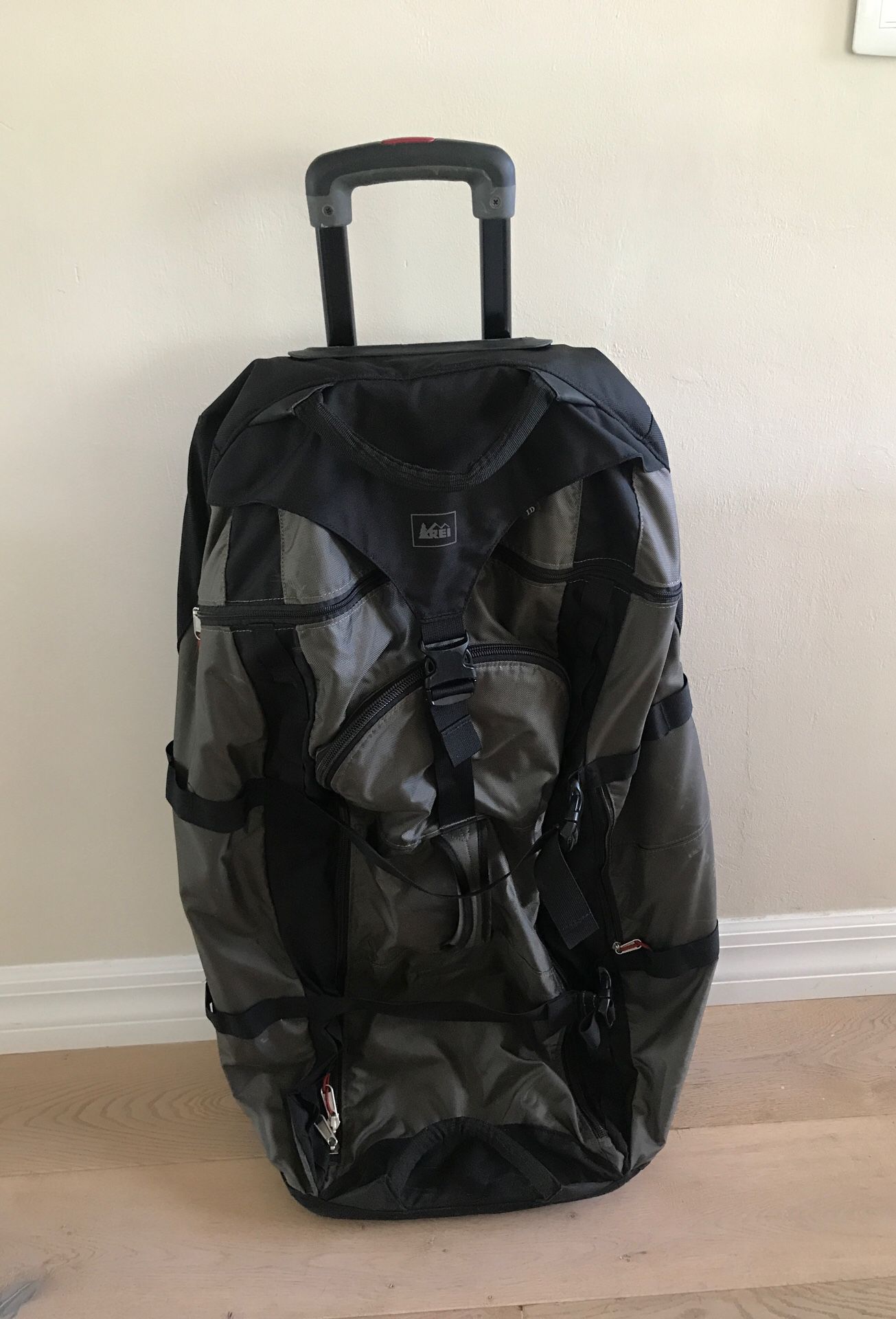 REI wheeled Duffle Bag Luggage Large
