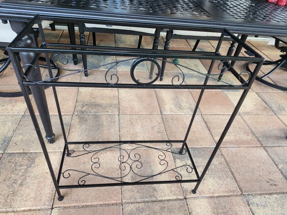 Decorative black metal plant stand with scroll design.
Serious Buyers ✅️✅️✅️🚨
W 25"
H 28"