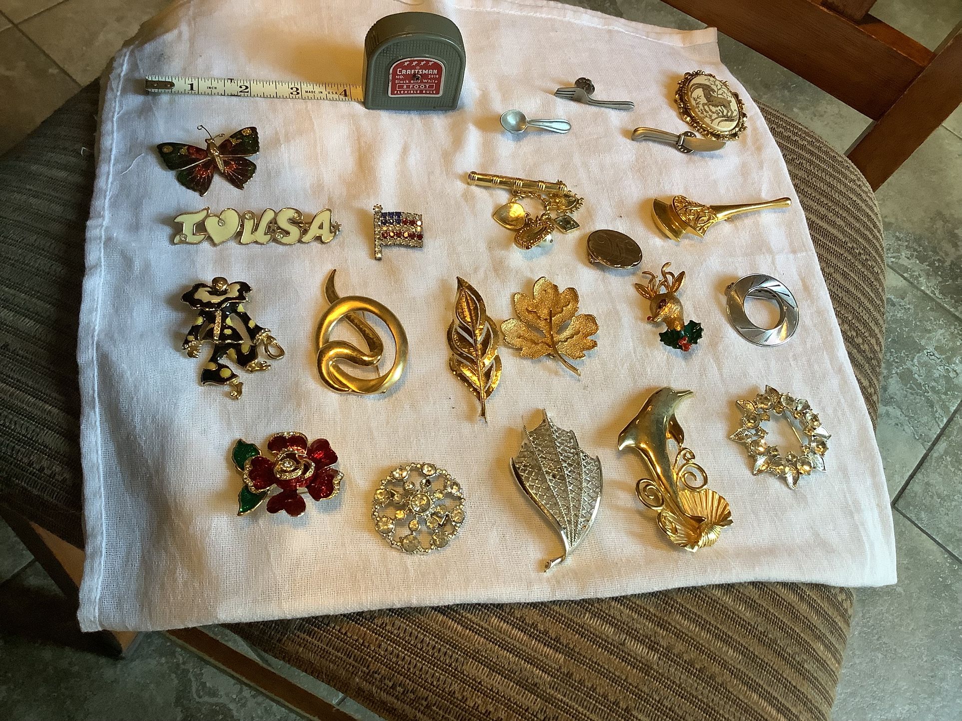 Vintage lot of broaches and pins from the 60s and 70s. There are 21 pieces in all. Most are 2 to 3” all have back pin on and in beautiful condition