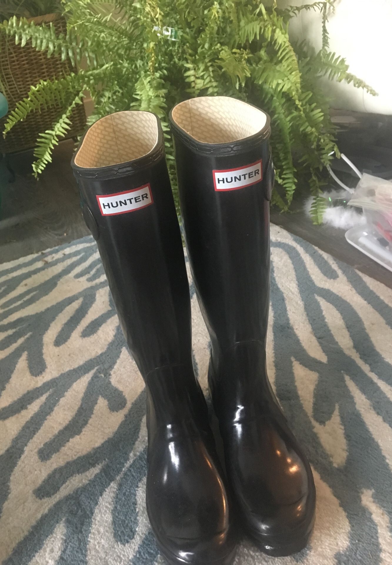 Size 7 woman’s Hunter rain boots