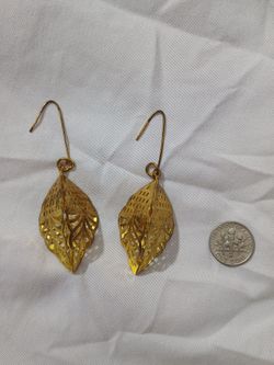 GOLD COLORED LIGHTWEIGHT WOMENS EARRINGS