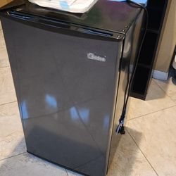 Midea 3.3 Cu.Ft Refrigerator With Freezer.