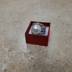 18k White Gold Diamond And Pearl Ring