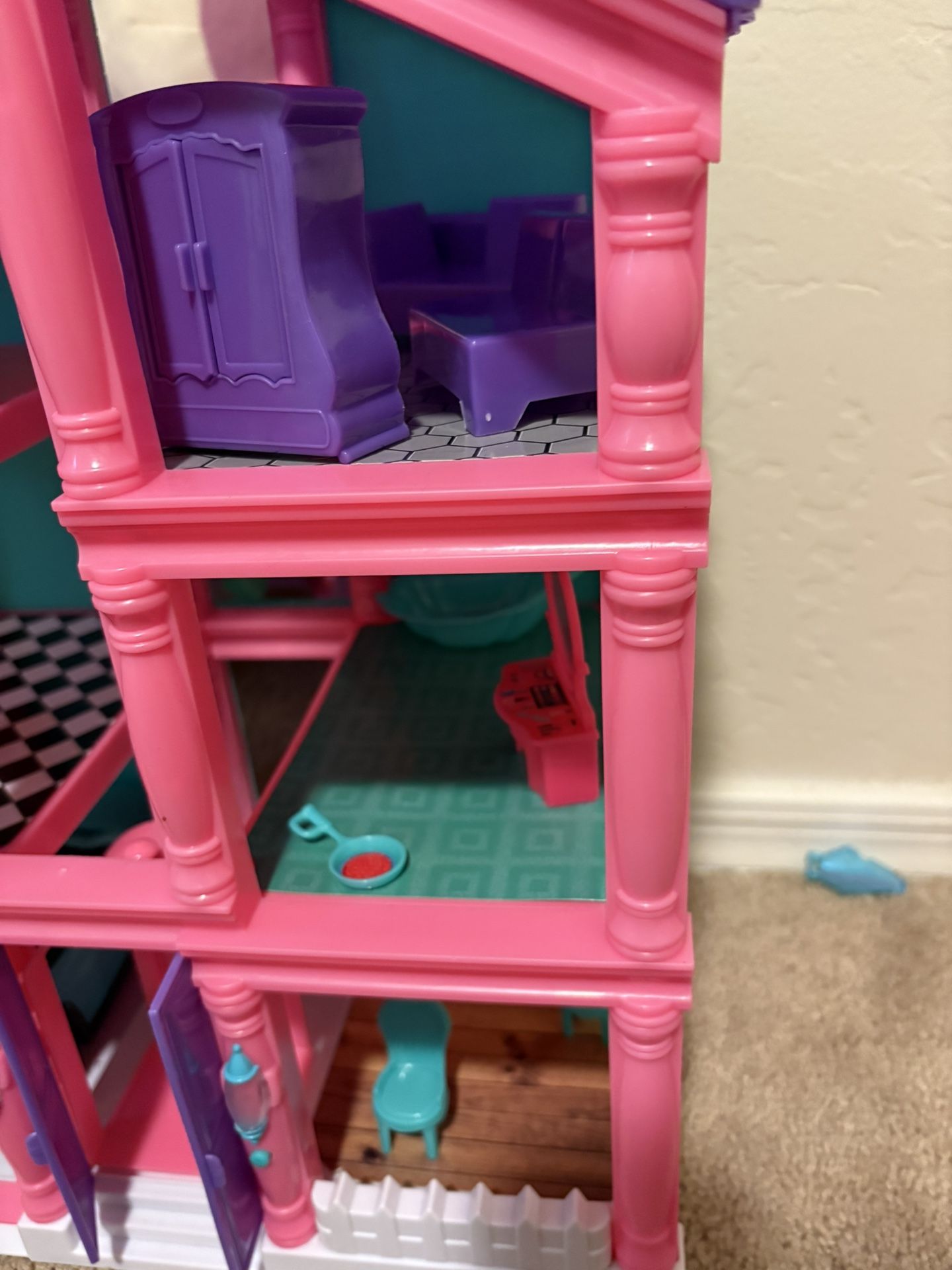 Doll House Like New 
