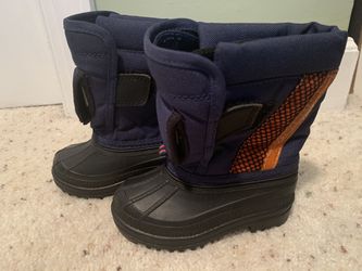 Boys size 5 Snow Boots. Never Worn!