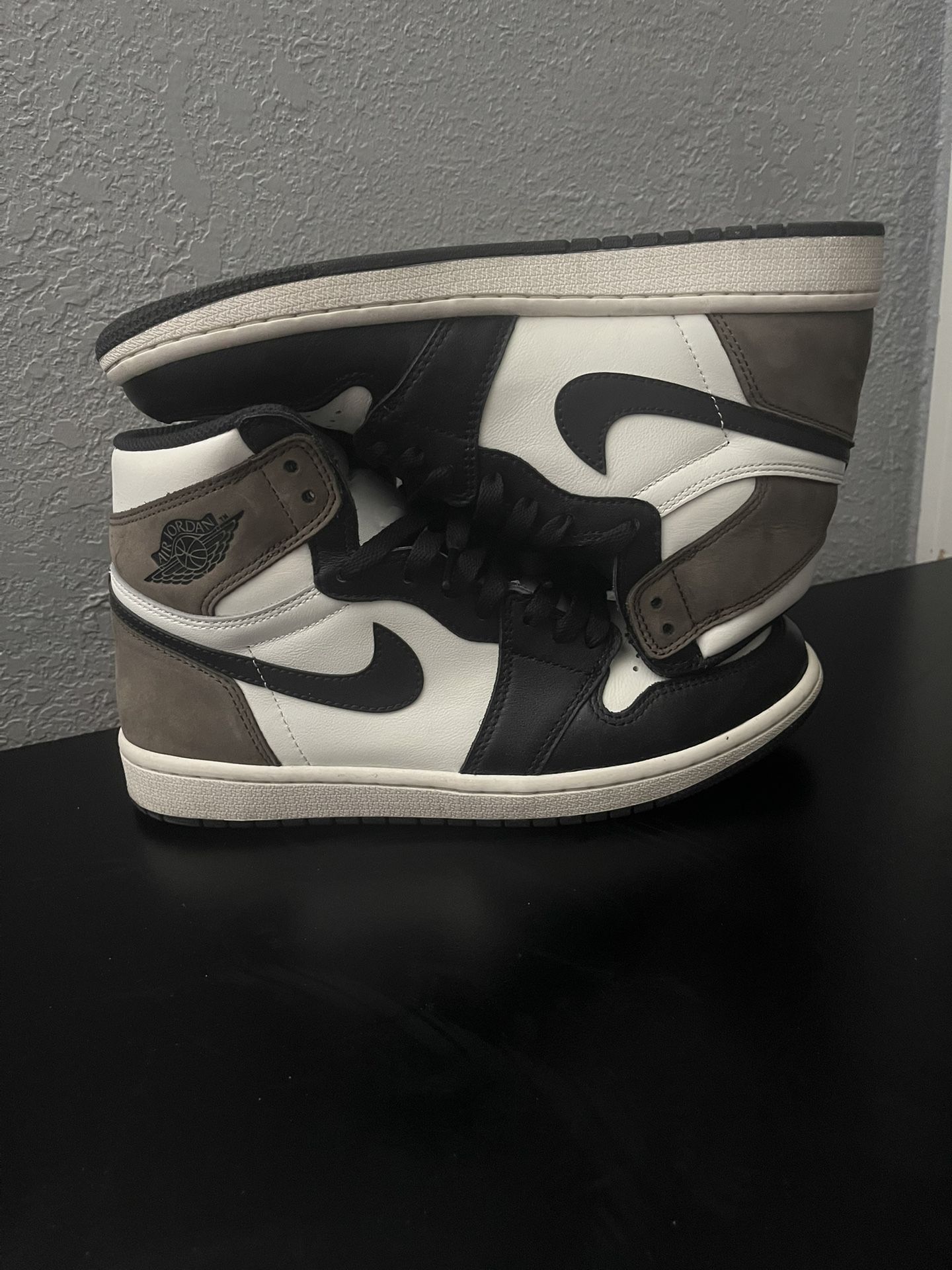 Air Jordan 1 High mochas