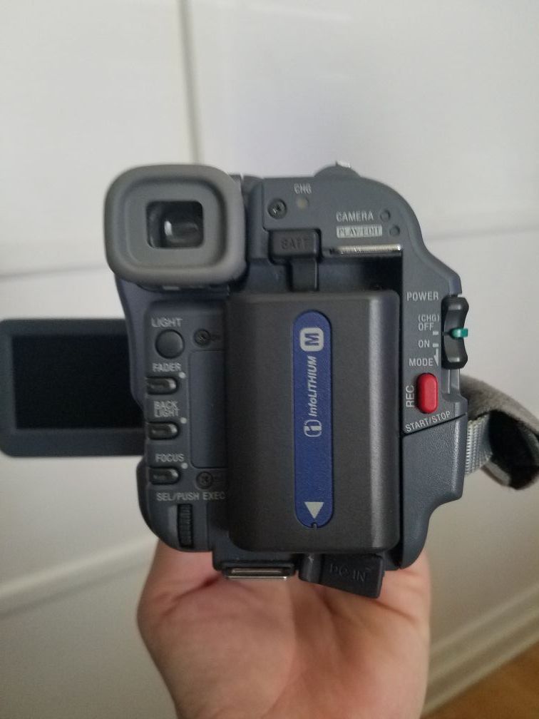 SONY HANDYMAN CAMERA VIDEO HI8 TRV128