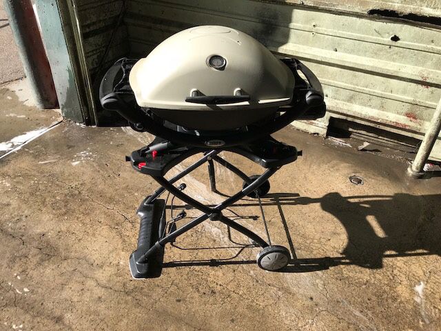 Weber Q2000 Gas Grill w/foldable stand