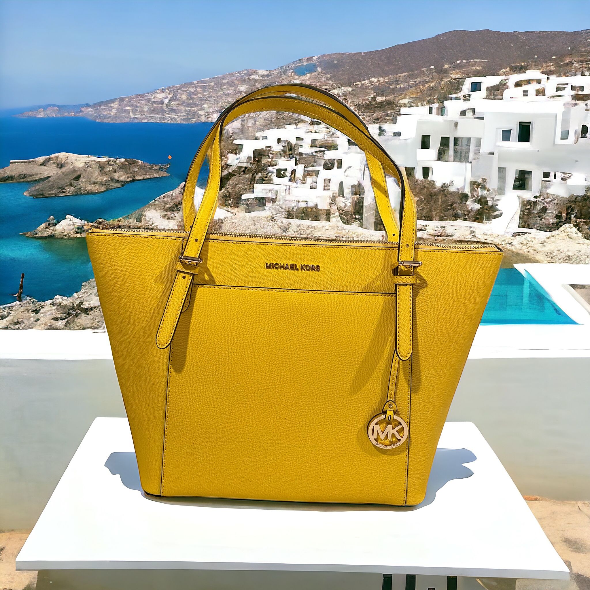 Brand new and never used Michael Kors tote in a stunning  BRAND NEW MK TOTE NEVER USE display picture 1