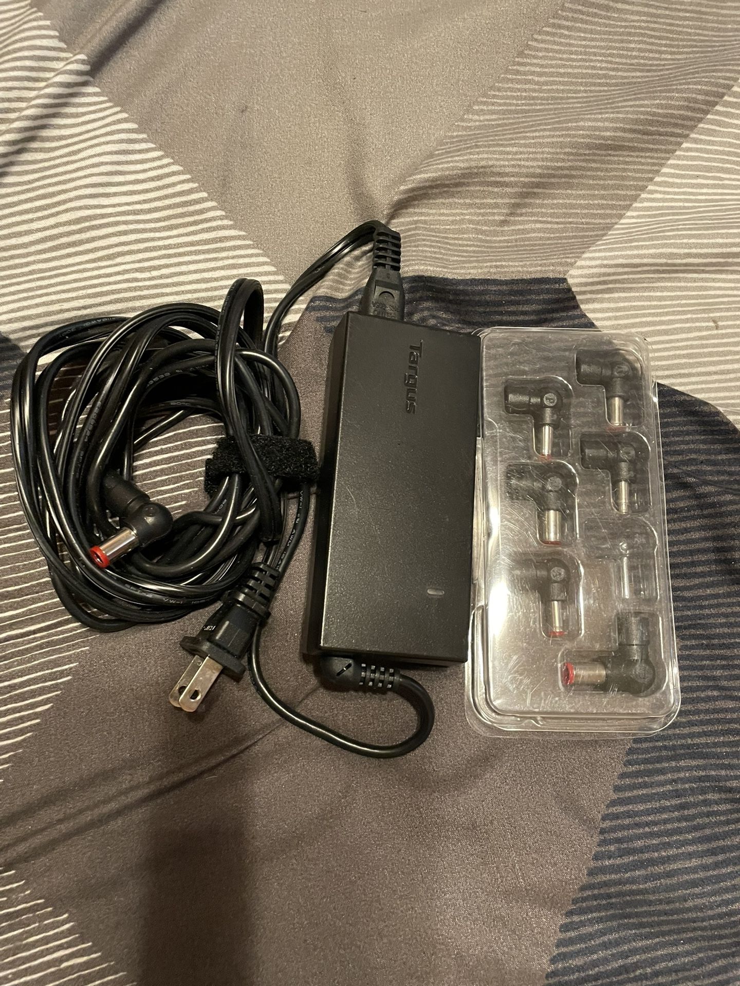 Targus AC Adapter APA32US With 7 interchangeable tips