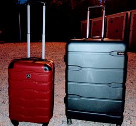 Two bagage.