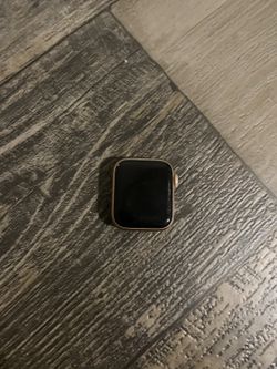 4th Gen Apple Watch 40mm “like New Condition” Open To Trade