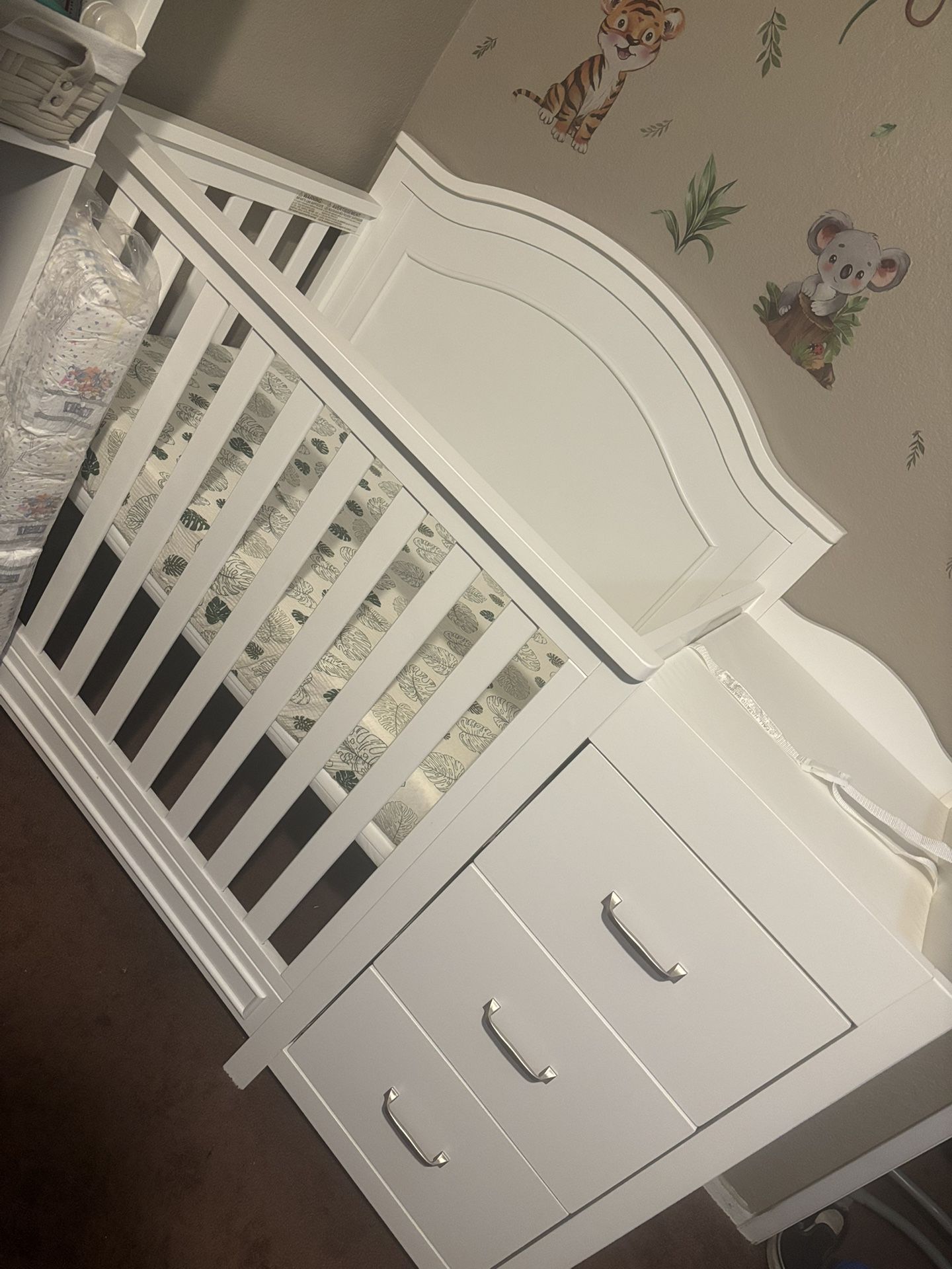 DaVinci Mini Crib With Changing Table