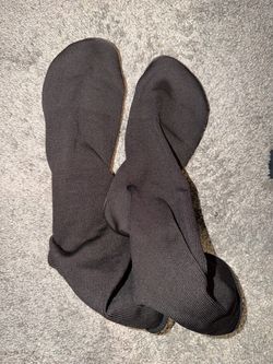 Black Yeezy Pods