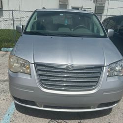 2010 Chrysler Town And COUNTRY 