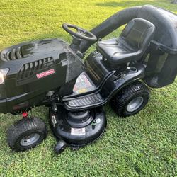 Craftsman LT2500 lawn tractor Riding mower with bagger. Delivery available please read full ad. for Sale in Hudson NH OfferUp