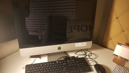 Apple desktop Imac 21.5" inch works great with keyboard and mouse