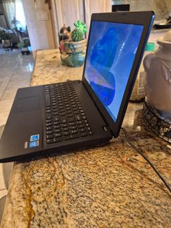 Asus laptop 17 windscreen fast not a scratch but bad battery works like new plugged in thus the cheap price but a very good laptop with hd windscreen