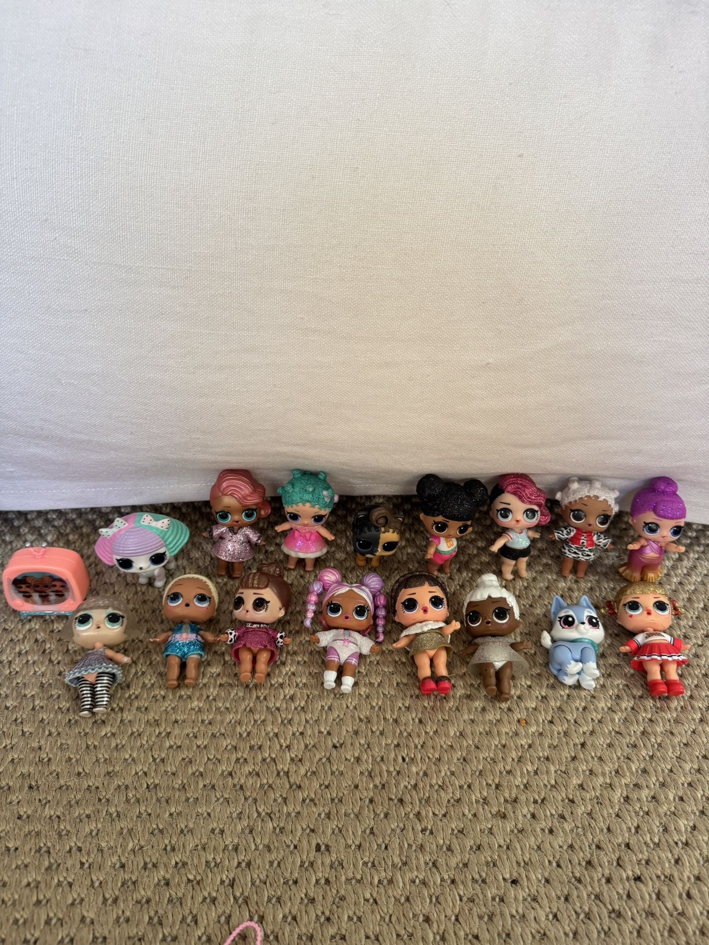 L.O.L. Surprise! Dolls Set, 3 pets and a tv. Amazing deal! 17 figures total.